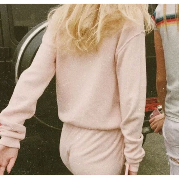 Brandy Melville light pink crewneck pull over sweatshirt one size - Picture 8 of 8